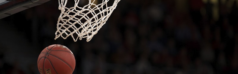 NBA篮球赛事激烈对抗，球员扣篮精彩瞬间